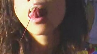 Ragazza pinup tettona video porno amatoriale italiano gratis che succhia un grosso cazzo bianco